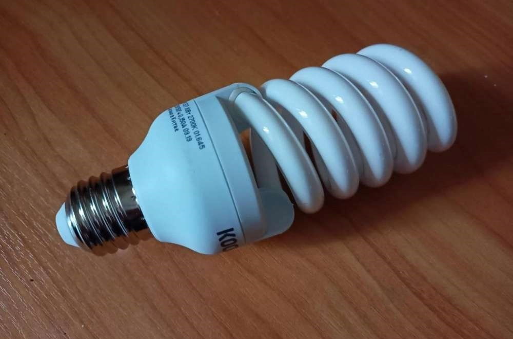 لامپ کم مصرف 30 واتی که هر چه بیشتر از زمان روشن ماندنش می گذشت نور بیشتری تولید می کرد